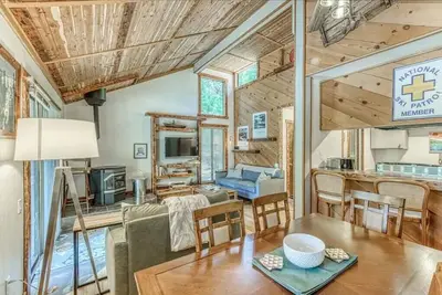 Image de Little Ski Lodge | 1/1 condo-pet friendly!