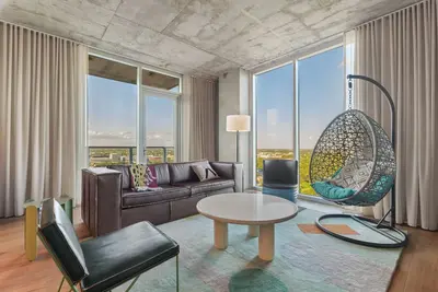 Image de Unique Artistic Corner Downtown Sky Condo, 23rd Floor