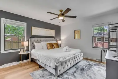 Image de King Beds-Fire Pit-Minutes to Downtown & Beaches