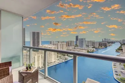 Image de Upper studio w/ Balcony + Pool + Gym + Near Beach