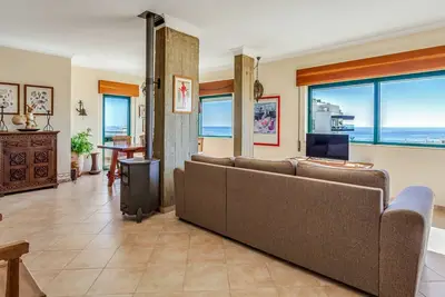 Image de Sea View Apartment W/ Balcony by LovelyStay