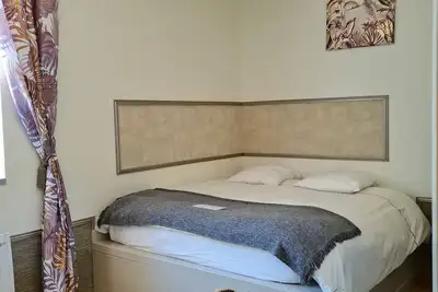 Image de Chambre double cosy donnant sur rue dans maison de charme