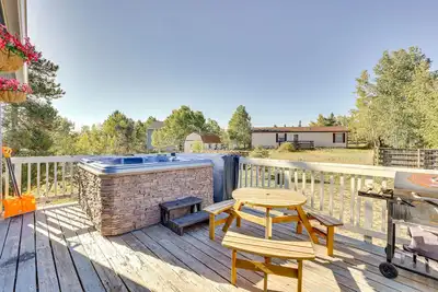 Image de 2023010592 Fairplay Home w/ Hot Tub & Fireplace!