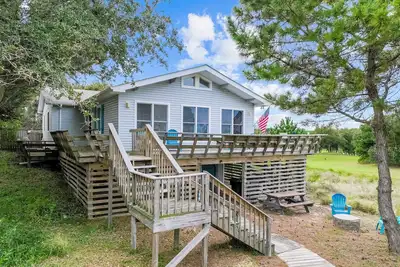 Image de Coastal home with private pool, firepit, golf course views, & outdoor shower