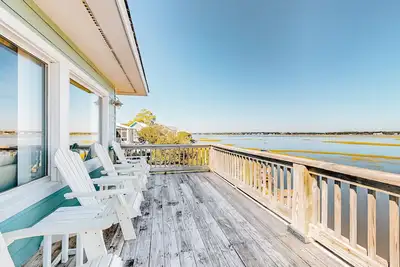 Image de Sound front home with easy beach access, fireplace, sauna, boat access, 2 bikes