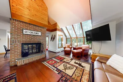 Image de Two-story condo with forest views, Echo Lake beach access, pool, dock & tennis