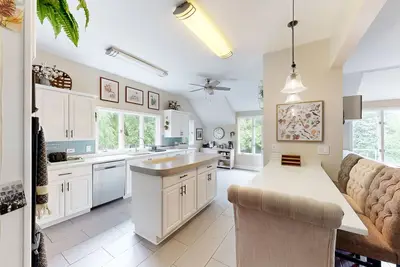 Image de Beautiful, spacious home with mature landscaping, game room, & grill - dogs ok