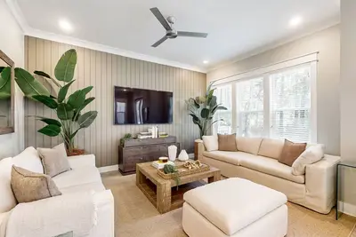 Image de Modern townhome near outdoor recreation with pool access & Lsv
