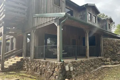 Image de Rustic Lodge with a view of open pastures and bison grazing on the land.