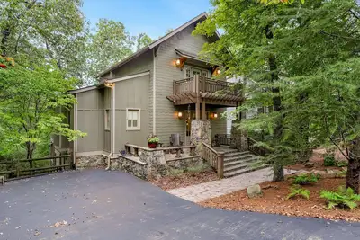 Image de Charming mountain cottage close to golf & lakes with 2 fireplaces, decks
