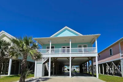 Image de Dog-friendly 2nd-row home with beach views, deck, outdoor shower, & wagon