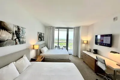 Image de Hotel Room at Hallandale Beach w/Beach Service