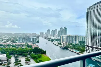 Image de Studio in the beach w/Heated Pool Next to Aventura