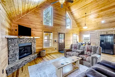 Image de Mountain-view cabin with screened deck, dog-friendly yard, firepit & fireplace