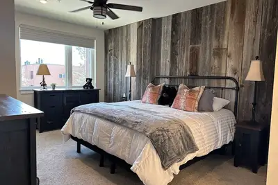 Image de New Luxury Condo: Heated Garage, Mins to Ski, Walk to Dillon Amphitheater & Lake