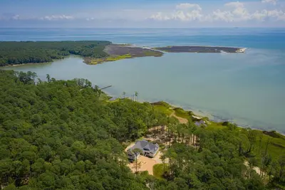 Image de Newly Built Waterfront Home on Galway Bay with Sandy Beach, Dock and Hot Tub.