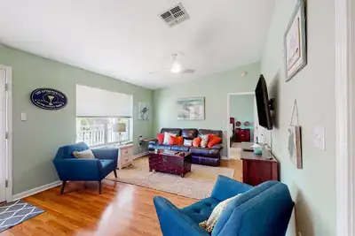 Image de Sunny home with large deck, firepit, boat parking, W/D, & Ac - easy beach access