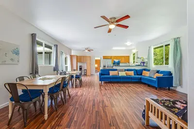 Image de Snowbird-friendly home near the beach with patio, grill, outdoor dining area