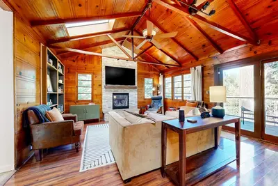 Image de Ultra-private riverfront retreat with private hot tub & multi-tiered deck