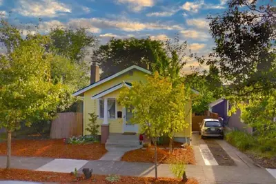 Image de 20% Off! Charming, historic Sellwood Yellow Bungalow, 90++ walk/bike scores!