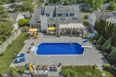 Image de Beautiful beach home with 2 king suites, swimming pool, fire pit. sleeps 8-10