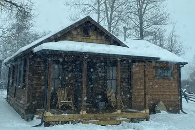 Image de Winter at Kodow Kabin! 1865 cabin \/hot tub close to Red Lodge and skiing!