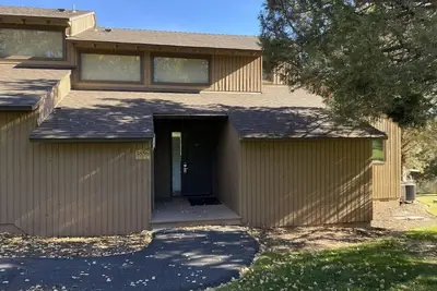 Image de Cozy townhome w/ hot tub on the Deschutes River minutes from the airport!