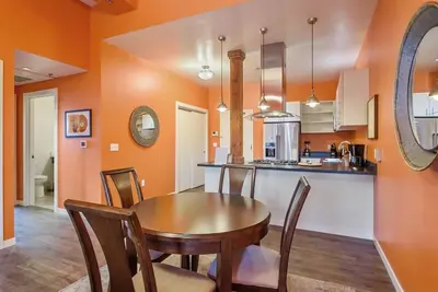 Image de Bright & Bold 2br/2ba w/ Vaulted Ceilings + Laundry