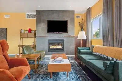 Image de Bright 2br/1ba w/ Full Kitchen, Walkability + Gated Parking