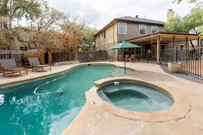 Image de Pool-Hot Tub-Putting Green-Sauna-Arcade-Oasis