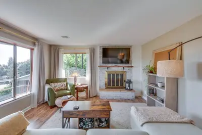 Image de Chic Columbia City Vacation Rental w/ Kayaks!