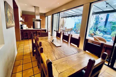 Image de Urban Hacienda downtown, tranquil, spacious, jacuzzi, safe neighborhood