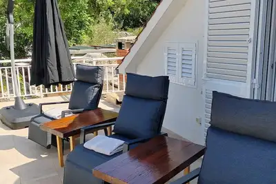 Image de The house off the grid\n is located in a small bay.