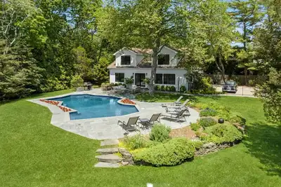 Image de Westhampton Beach 4 bed/4 bath - large garden, heated gunite pool, dock on bay!