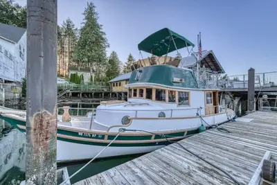 Image de Historic Charming Boat in Downtown Harbor\n\n