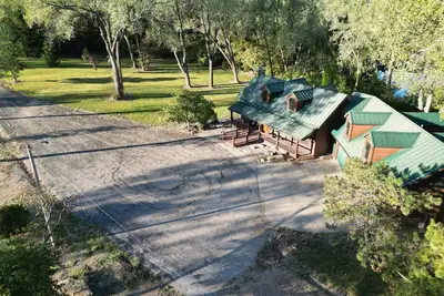 Image de Rustic Retreat & Cabin!