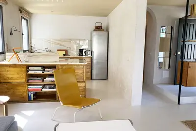 Beautiful house, designed by an architect. 5’ from the beach. 20’ from the city