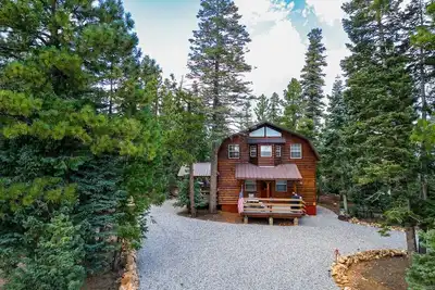 Image de Lazy Bear Lodge! New Spa Installed!