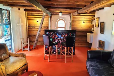 Image de Chapelle \/ dinette en amoureux au coin du feu en hiver, au bord de l'eau en été