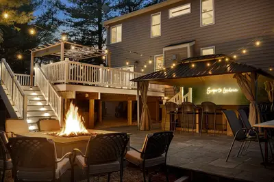 Image de Walk to Top-Rated Restaurants & Trails! 7br w/HotTub Gazebo & Built-in FirePit!