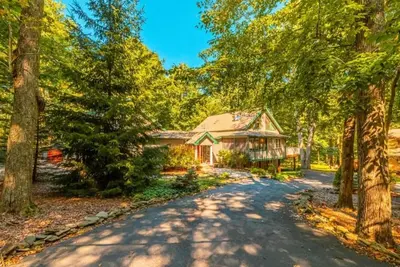 Image de Family friendly home away from home. Indoor hot tub. Fire pit. Game room.