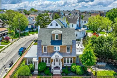 Image de 5 bedroom 3. 5 bath Dutch Colonial sleeps 12 located in the heart of the historic district