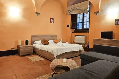 Image de Joan House - St. Michael's Square Central Studio!