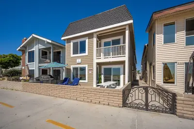 Image de Newport Paradise - Oceanfront Home by the Pier