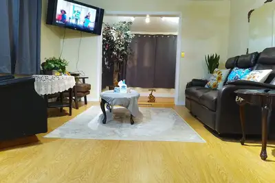 Image de Legal 1 bedroom suite in quiet / mature area, close shopping plaza and traffic.