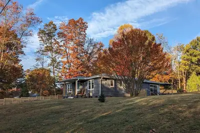 Image de Grovemont Retro Retreat A pet-friendly home in Asheville, with a fenced yard & fire pit.
