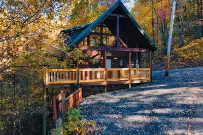Image de Rustic log Cabin, minutes to Dollywood. Hot Tub & Arcade