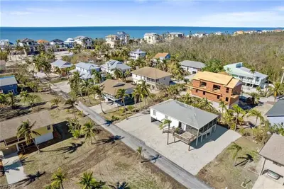 Image de 3 minute walk to beach, . Beach house with bay views! \n
