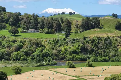 Image de Hilltop retreat overlooking the Old Forgotten Highway in adventure playground