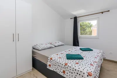 Image de Appartement de deux chambres avec le balcon Vir (A-21782-d)